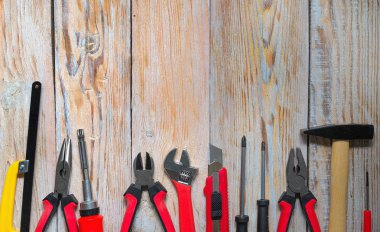 Marangoz çalışma araçları üzerinde eski vintage ahşap arka plan ayarlayın. Araç ve workbench atölyesinden.