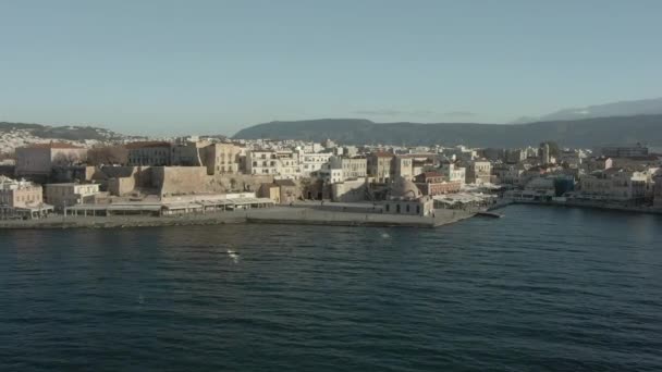 Girit adasındaki Chania şehri Yunanistan şehir merkezinin üzerinde uçuyor — Stok video