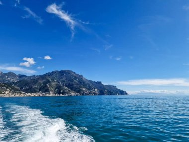 İtalya 'daki Muhteşem Amalfi Sahili dramatik uçurumları, büyüleyici köyleri ve kristal berrak sularıyla tanınan nefes kesici bir kıyı şerididir..