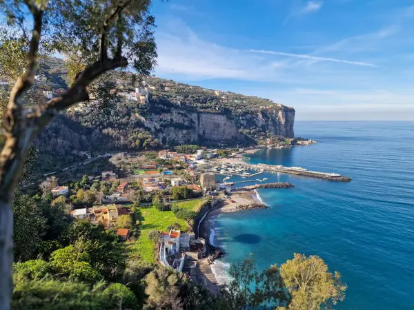 İtalya 'daki Muhteşem Amalfi Sahili dramatik uçurumları, büyüleyici köyleri ve kristal berrak sularıyla tanınan nefes kesici bir kıyı şerididir..