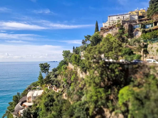 İtalya 'daki Muhteşem Amalfi Sahili dramatik uçurumları, büyüleyici köyleri ve kristal berrak sularıyla tanınan nefes kesici bir kıyı şerididir..