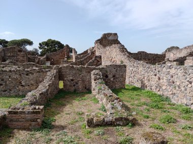 Vezüv Dağı 'nın patlaması sonucu gömülü antik Roma kenti Pompei, Roma İmparatorluğu döneminde günlük hayata dair eşsiz bir bakış sunan UNESCO Dünya Mirası Alanı olarak duruyor..