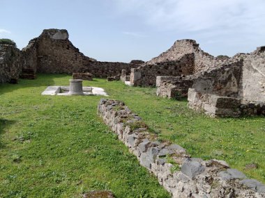 Vezüv Dağı 'nın patlaması sonucu gömülü antik Roma kenti Pompei, Roma İmparatorluğu döneminde günlük hayata dair eşsiz bir bakış sunan UNESCO Dünya Mirası Alanı olarak duruyor..