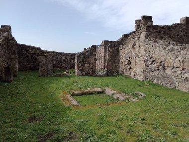 Vezüv Dağı 'nın patlaması sonucu gömülü antik Roma kenti Pompei, Roma İmparatorluğu döneminde günlük hayata dair eşsiz bir bakış sunan UNESCO Dünya Mirası Alanı olarak duruyor..