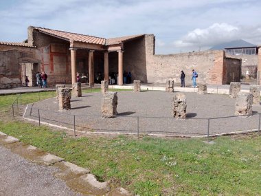 Vezüv Dağı 'nın patlaması sonucu gömülü antik Roma kenti Pompei, Roma İmparatorluğu döneminde günlük hayata dair eşsiz bir bakış sunan UNESCO Dünya Mirası Alanı olarak duruyor..