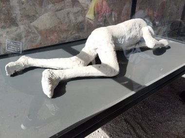 Vezüv Dağı 'nın patlaması sonucu gömülü antik Roma kenti Pompei, Roma İmparatorluğu döneminde günlük hayata dair eşsiz bir bakış sunan UNESCO Dünya Mirası Alanı olarak duruyor..