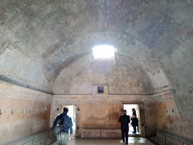 Vezüv Dağı 'nın patlaması sonucu gömülü antik Roma kenti Pompei, Roma İmparatorluğu döneminde günlük hayata dair eşsiz bir bakış sunan UNESCO Dünya Mirası Alanı olarak duruyor..