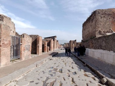 Vezüv Dağı 'nın patlaması sonucu gömülü antik Roma kenti Pompei, Roma İmparatorluğu döneminde günlük hayata dair eşsiz bir bakış sunan UNESCO Dünya Mirası Alanı olarak duruyor..
