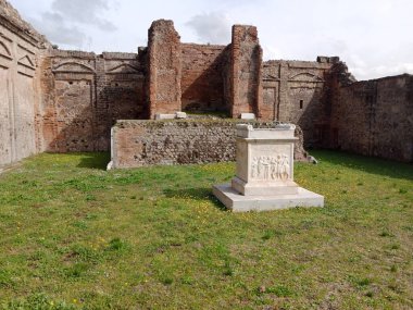 Vezüv Dağı 'nın patlaması sonucu gömülü antik Roma kenti Pompei, Roma İmparatorluğu döneminde günlük hayata dair eşsiz bir bakış sunan UNESCO Dünya Mirası Alanı olarak duruyor..