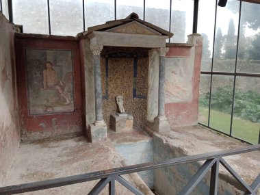 Vezüv Dağı 'nın patlaması sonucu gömülü antik Roma kenti Pompei, Roma İmparatorluğu döneminde günlük hayata dair eşsiz bir bakış sunan UNESCO Dünya Mirası Alanı olarak duruyor..