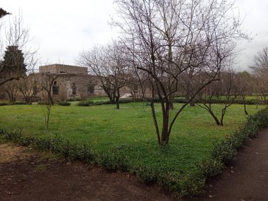 Vezüv Dağı 'nın patlaması sonucu gömülü antik Roma kenti Pompei, Roma İmparatorluğu döneminde günlük hayata dair eşsiz bir bakış sunan UNESCO Dünya Mirası Alanı olarak duruyor..