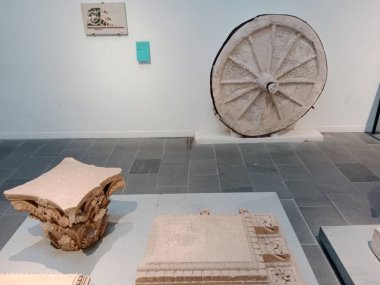 Vezüv Dağı 'nın patlaması sonucu gömülü antik Roma kenti Pompei, Roma İmparatorluğu döneminde günlük hayata dair eşsiz bir bakış sunan UNESCO Dünya Mirası Alanı olarak duruyor..