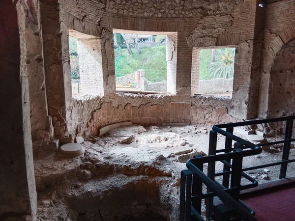 Vezüv Dağı 'nın patlaması sonucu gömülü antik Roma kenti Pompei, Roma İmparatorluğu döneminde günlük hayata dair eşsiz bir bakış sunan UNESCO Dünya Mirası Alanı olarak duruyor..