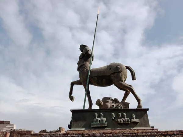Vezüv Dağı 'nın patlaması sonucu gömülü antik Roma kenti Pompei, Roma İmparatorluğu döneminde günlük hayata dair eşsiz bir bakış sunan UNESCO Dünya Mirası Alanı olarak duruyor..