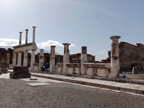 Vezüv Dağı 'nın patlaması sonucu gömülü antik Roma kenti Pompei, Roma İmparatorluğu döneminde günlük hayata dair eşsiz bir bakış sunan UNESCO Dünya Mirası Alanı olarak duruyor..