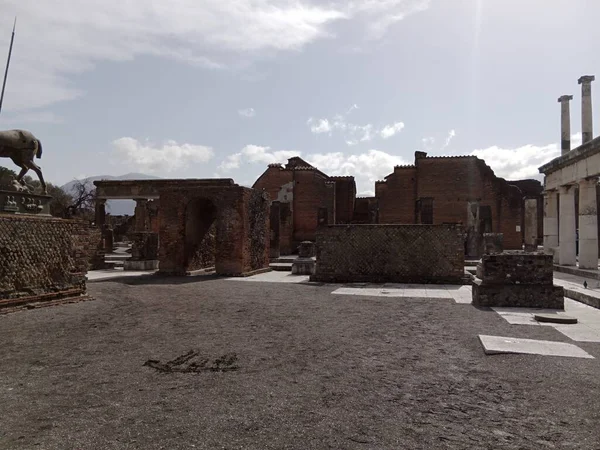 Vezüv Dağı 'nın patlaması sonucu gömülü antik Roma kenti Pompei, Roma İmparatorluğu döneminde günlük hayata dair eşsiz bir bakış sunan UNESCO Dünya Mirası Alanı olarak duruyor..