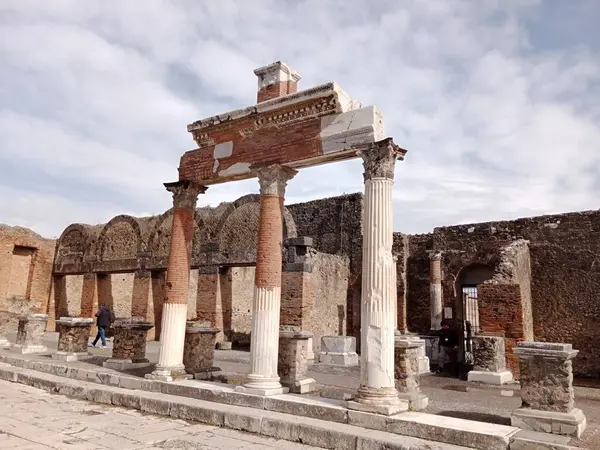 Vezüv Dağı 'nın patlaması sonucu gömülü antik Roma kenti Pompei, Roma İmparatorluğu döneminde günlük hayata dair eşsiz bir bakış sunan UNESCO Dünya Mirası Alanı olarak duruyor..