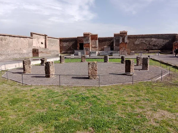 Vezüv Dağı 'nın patlaması sonucu gömülü antik Roma kenti Pompei, Roma İmparatorluğu döneminde günlük hayata dair eşsiz bir bakış sunan UNESCO Dünya Mirası Alanı olarak duruyor..