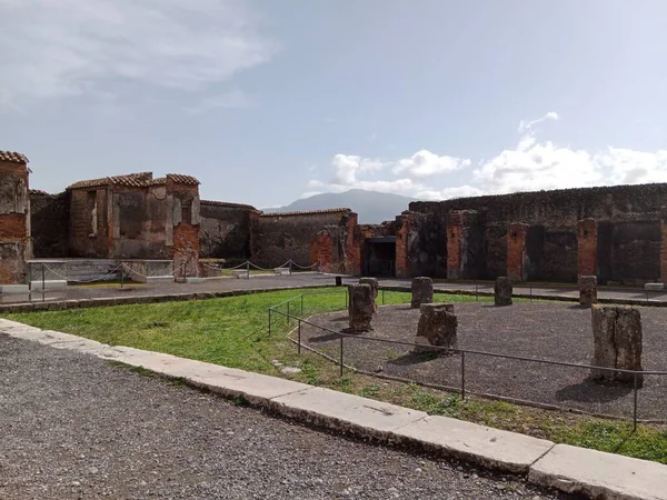 Vezüv Dağı 'nın patlaması sonucu gömülü antik Roma kenti Pompei, Roma İmparatorluğu döneminde günlük hayata dair eşsiz bir bakış sunan UNESCO Dünya Mirası Alanı olarak duruyor..