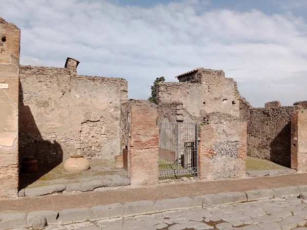 Vezüv Dağı 'nın patlaması sonucu gömülü antik Roma kenti Pompei, Roma İmparatorluğu döneminde günlük hayata dair eşsiz bir bakış sunan UNESCO Dünya Mirası Alanı olarak duruyor..