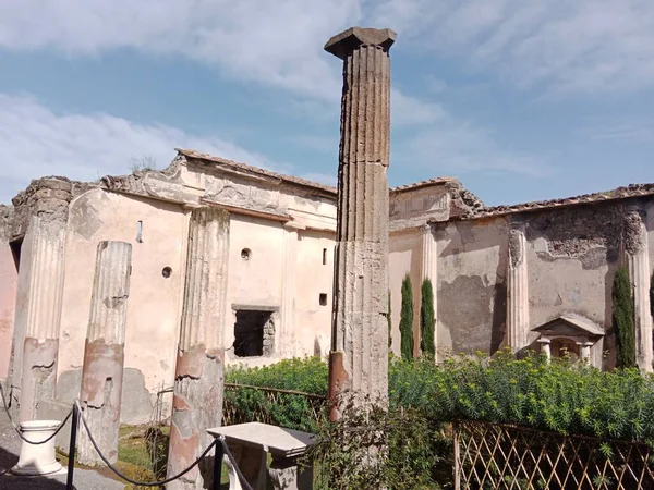 Vezüv Dağı 'nın patlaması sonucu gömülü antik Roma kenti Pompei, Roma İmparatorluğu döneminde günlük hayata dair eşsiz bir bakış sunan UNESCO Dünya Mirası Alanı olarak duruyor..