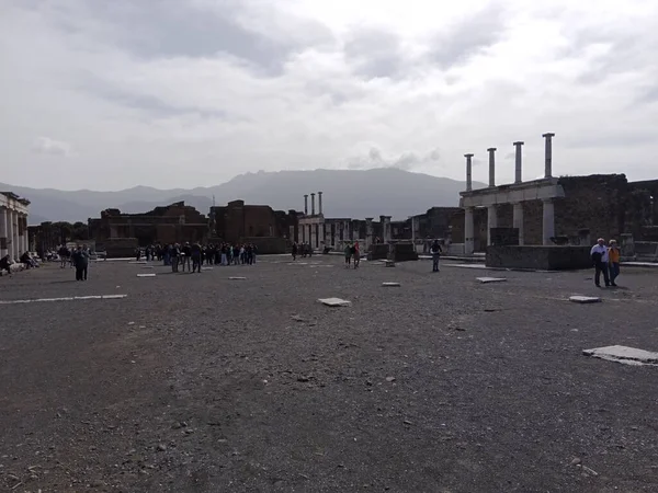 Vezüv Dağı 'nın patlaması sonucu gömülü antik Roma kenti Pompei, Roma İmparatorluğu döneminde günlük hayata dair eşsiz bir bakış sunan UNESCO Dünya Mirası Alanı olarak duruyor..