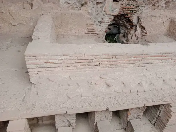 Vezüv Dağı 'nın patlaması sonucu gömülü antik Roma kenti Pompei, Roma İmparatorluğu döneminde günlük hayata dair eşsiz bir bakış sunan UNESCO Dünya Mirası Alanı olarak duruyor..