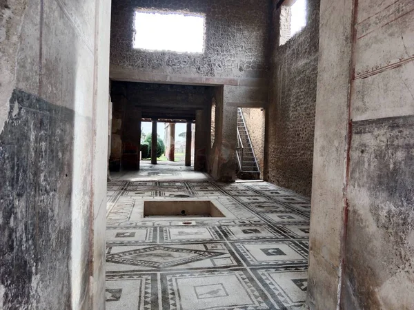 Vezüv Dağı 'nın patlaması sonucu gömülü antik Roma kenti Pompei, Roma İmparatorluğu döneminde günlük hayata dair eşsiz bir bakış sunan UNESCO Dünya Mirası Alanı olarak duruyor..