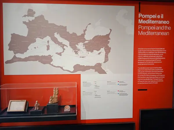 Vezüv Dağı 'nın patlaması sonucu gömülü antik Roma kenti Pompei, Roma İmparatorluğu döneminde günlük hayata dair eşsiz bir bakış sunan UNESCO Dünya Mirası Alanı olarak duruyor..