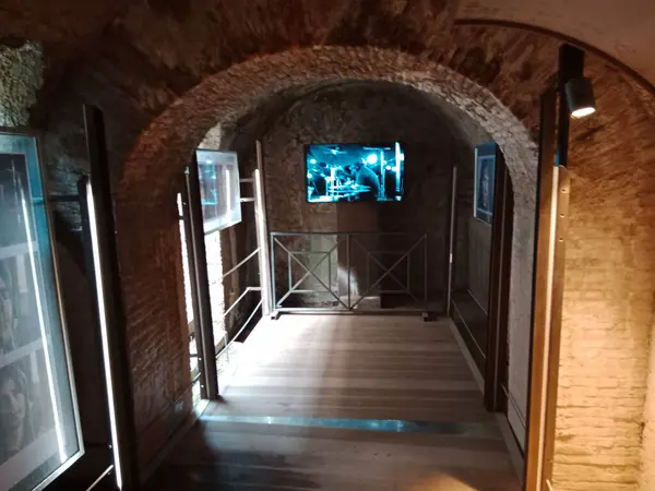 Vezüv Dağı 'nın patlaması sonucu gömülü antik Roma kenti Pompei, Roma İmparatorluğu döneminde günlük hayata dair eşsiz bir bakış sunan UNESCO Dünya Mirası Alanı olarak duruyor..