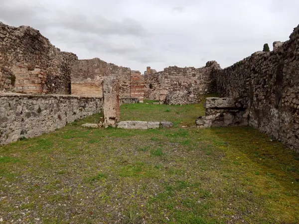 Vezüv Dağı 'nın patlaması sonucu gömülü antik Roma kenti Pompei, Roma İmparatorluğu döneminde günlük hayata dair eşsiz bir bakış sunan UNESCO Dünya Mirası Alanı olarak duruyor..