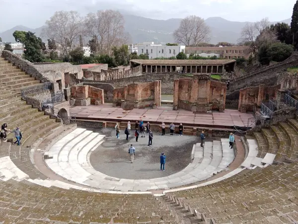 Vezüv Dağı 'nın patlaması sonucu gömülü antik Roma kenti Pompei, Roma İmparatorluğu döneminde günlük hayata dair eşsiz bir bakış sunan UNESCO Dünya Mirası Alanı olarak duruyor..