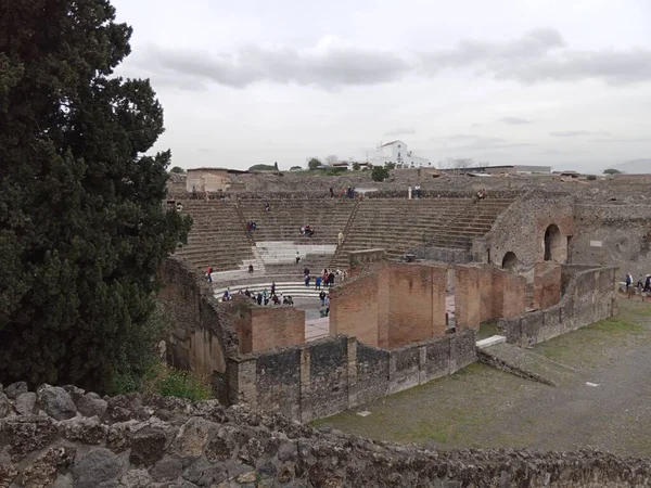 Vezüv Dağı 'nın patlaması sonucu gömülü antik Roma kenti Pompei, Roma İmparatorluğu döneminde günlük hayata dair eşsiz bir bakış sunan UNESCO Dünya Mirası Alanı olarak duruyor..