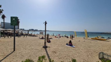 Dubai ve en güzel gösterileri modern lüks ve mimari harikaların örneğini sergiliyor. Dubai limanının yüksek gökdelenlerinden ikonik yelken şeklindeki Burj Al-Arap oteline kadar şehrin ufuk çizgisi görülmeye değer..