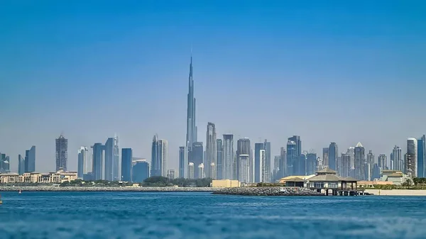 Dubai ve en güzel gösterileri modern lüks ve mimari harikaların örneğini sergiliyor. Dubai limanının yüksek gökdelenlerinden ikonik yelken şeklindeki Burj Al-Arap oteline kadar şehrin ufuk çizgisi görülmeye değer..