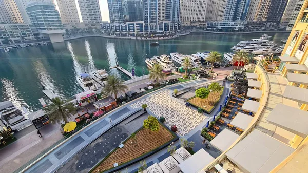 Dubai ve en güzel gösterileri modern lüks ve mimari harikaların örneğini sergiliyor. Dubai limanının yüksek gökdelenlerinden ikonik yelken şeklindeki Burj Al-Arap oteline kadar şehrin ufuk çizgisi görülmeye değer..