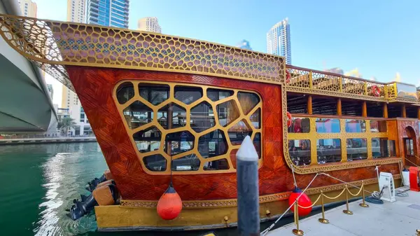 Dubai ve en güzel gösterileri modern lüks ve mimari harikaların örneğini sergiliyor. Dubai limanının yüksek gökdelenlerinden ikonik yelken şeklindeki Burj Al-Arap oteline kadar şehrin ufuk çizgisi görülmeye değer..