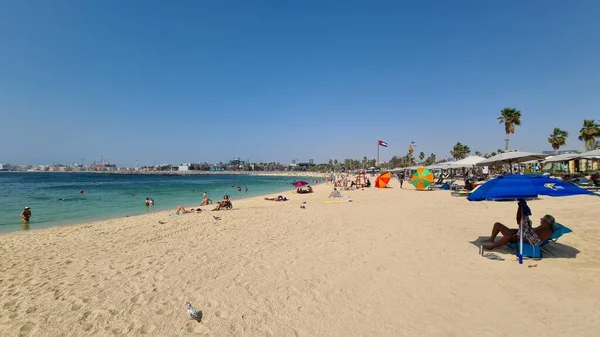 Dubai ve en güzel gösterileri modern lüks ve mimari harikaların örneğini sergiliyor. Dubai limanının yüksek gökdelenlerinden ikonik yelken şeklindeki Burj Al-Arap oteline kadar şehrin ufuk çizgisi görülmeye değer..