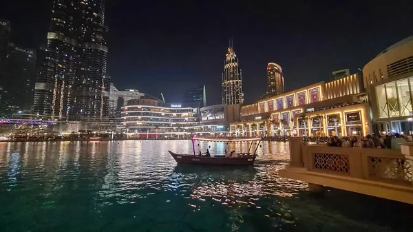 Dubai ve en güzel gösterileri modern lüks ve mimari harikaların örneğini sergiliyor. Dubai limanının yüksek gökdelenlerinden ikonik yelken şeklindeki Burj Al-Arap oteline kadar şehrin ufuk çizgisi görülmeye değer..