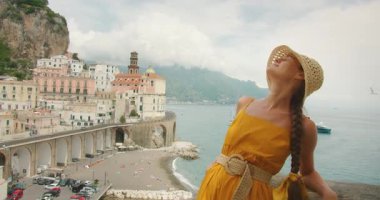 Gülümseyen kadın yazın İtalya 'nın sıcacık güneşinde Atrani kıyı kasabasının tadını çıkarıyor..