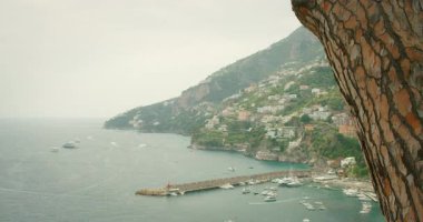 Yatlar yaz günü Amalfi kıyısındaki uçurum kenarındaki kasabalara doğru yelken açar..