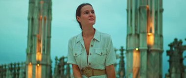 Alacakaranlıkta Milan Katedrali 'nin çatısında duran kadın manzaraya hayran..