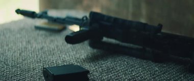 Tüfek ve şarjör atış poligonunda halı döşeme tezgahına yerleştirildi.