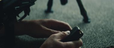 Atış poligonuna mermi doldurmaya hazırlanırken nişancı tüfek şarjörü tutuyor..