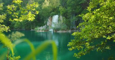 Hırvatistan 'da Plitvice Gölleri Ulusal Parkı' nda orman ve şelale ile çevrili.