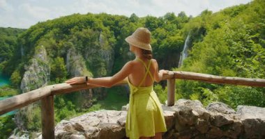 Plitvice Gölleri Ulusal Parkı Hırvatistan 'da gözcülük yapıyor.