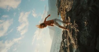 Kadınlar altın saatinde sahildeki kayalıklarda anlamlı danslar yaparlar..