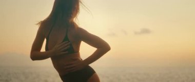 Siyah bikinili kadın Tenerife 'de deniz kenarında dans ediyor..