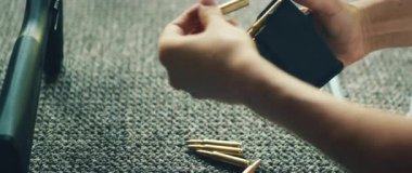 Mermilerin doldurma işlemi sırasında tüfek şarjörüne yerleştirilişini yakından izle.