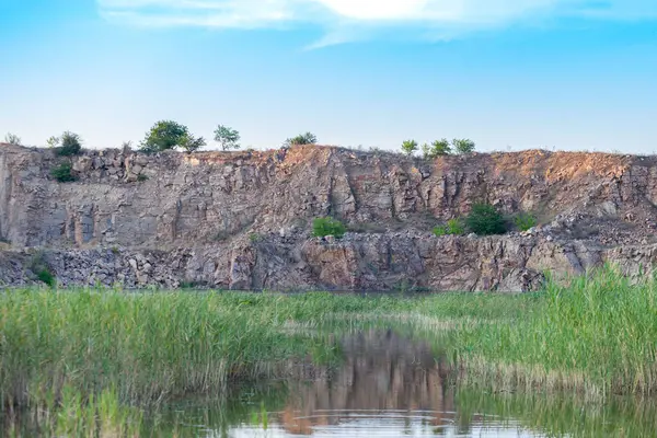 Granit duvar taş ocağında.